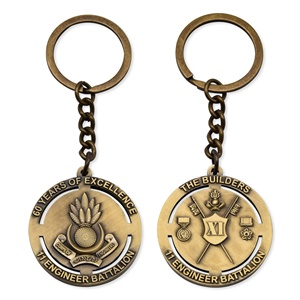 Porte-clés en métal personnalisé avec logo, Tour Eiffel dorée, souvenir de voyage de Paris, porte-clés design en métal, cadeau promotionnel artisanal en métal - Product Image 4