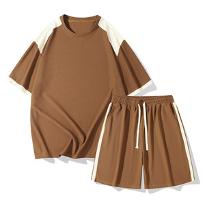 Ensemble de survêtement décontracté pour homme, deux pièces, en polyester extensible tricoté, avec logo personnalisé, manches courtes, coupe ample, color block, idéal pour l'été - Product Image 2