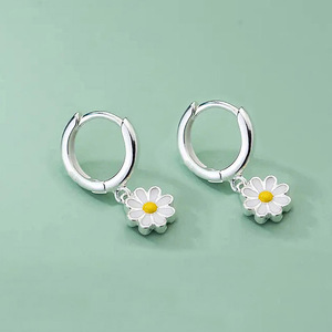Orecchini a fiore di margherita smaltati da donna, gioielli quotidiani in stile fresco forestale - Product Image 5