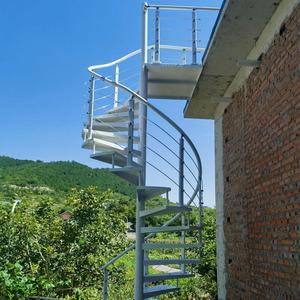 מדרגות ספירליות מעוצבות מנירוסטה, זולות, אלגנטיות ומודרניות, עם מעקה זכוכית מחוסמת, בטוחות ועמידות לשימוש פנימי. - Product Image 4