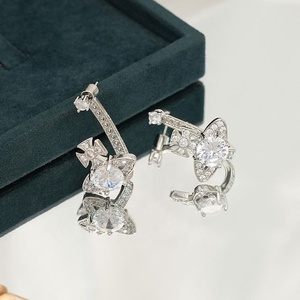 Boucles d'oreilles pour femmes, style vintage français raffiné, neuves, entièrement serties de zircon, clous d'oreilles uniques et personnalisés, au design audacieux, cadeau doré - Product Image 2