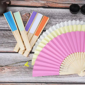 Ventilador de bambú plegable de mano portátil personalizado para mujeres MOQ bajo estilo de arte popular diseño tallado para regalos de negocios de fiesta - Product Image 6