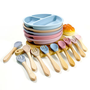 Assiette d'apprentissage pour bébé, assiette divisée avec poignée en bois, cuillère et fourchette en silicone, matériau résistant à la chaleur, compatible micro-ondes - Product Image 2