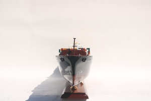 แบบจำลองเรือบรรทุกสินค้า Hapag-Lloyd ทำมือจากไม้โดย GIA NHIEN - เรือขนส่งสินค้าขนาดใหญ่สำหรับตั้งโชว์ เหมาะสำหรับเป็นของขวัญองค์กร - Product Image 4