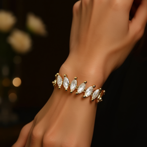 Orecchini a polsino dorati E4469 con cristalli taglio marquise e strass, montatura a griffe, gioielli da festa alla moda da donna, in lega, stile classico - Product Image 2