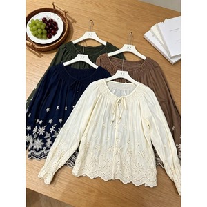 2026 En gros Blouse paysanne ethnique brodée d'été pour femme, motif floral blanc, ourlet festonné à œillets, en coton et lin marron, style bohème - Product Image 6