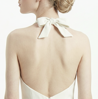 Robe mini élégante blanche à col halter, décolleté plongeant en V, sans manches, coupe trapèze, avec ourlet bouffant, idéale pour les cocktails et les fêtes nuptiales