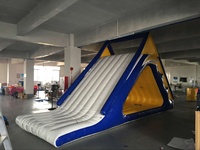 Toboggan flottant gonflable de haute qualité toboggan aquatique trampoline de saut gonflable île flottante parc aquatique toboggan aquatique triangulaire