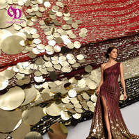 Tissu en dentelle brodée de paillettes de haute qualité avec différentes tailles de paillettes, base en tissu élastique combiné, pour robe de mariée