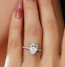 Anillo de Compromiso con Moissanita Corte Pera, Plata 925 con Baño de Rodio, Engaste de Garras, Banda Pavé, Estilo Clásico para Mujer - Product Image 2