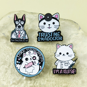 Broches en émail mignonnes en forme de <span class=keywords><strong>chat</strong></span>, jouets de docteur, accessoires en métal émaillé personnalisés pour chien, vente en gros, broche d'infirmière, épingles de médecine - Product Image 2