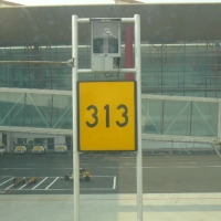 Panneau d'affichage pour aéroport avec coordonnées GPS, rétroéclairage LED haute luminosité, texte personnalisable, cadre rectangulaire en aluminium, boîte à lumière