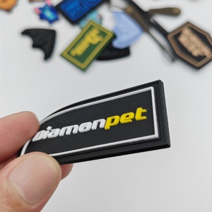 Étiquette en caoutchouc PVC 3D convexe, patch en silicone personnalisé carré à coudre, gaufré, pour vêtements, design tendance pour les vêtements - Product Image 2