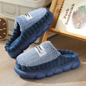 Vente en gros de pantoufles pour hommes à semelle en PVC et doublure en peluche - Product Image 6