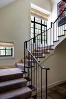 Rampe en fer forgé artisanal au design antique élégant et traditionnel pour escalier et porche d'intérieur de maison classique