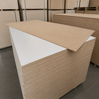 Panneau décoratif en panneaux de particules E1 de 18 mm avec surface lisse et stratifié mélaminé pour meubles et armoires, idéal pour l'hôtellerie moderne