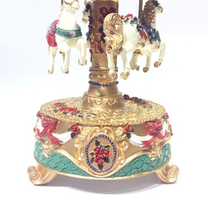 Nueva caja de música para decoración del hogar con diseño de carrusel de <span class=keywords><strong>canciones</strong></span> de feliz cumpleaños, regalo de San Valentín, resina de papel hecha - Product Image 4