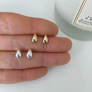 Pendientes de Botón Clásicos con Baño de Oro de 18K de Primera Calidad para Mujeres que Buscan una Sofisticación Sutil - Product Image 2