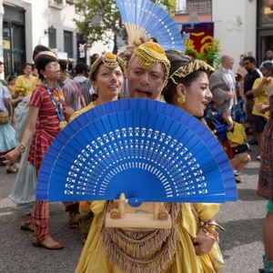 Abanico de Mano de Bambú con Logotipo Impreso Personalizado, Diseño de Flor Blanca Pintada, Arte Folclórico, Plegable, Portátil, Decorativo para el Hogar, Regalo Promocional, 101 Unidades por Paquete - Product Image 1