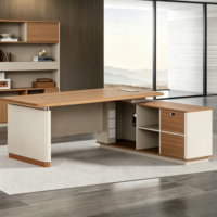 Bureau de direction moderne de luxe, table de bureau haut de gamme avec boîte de rangement pour câbles intégrée, mobilier professionnel haut de gamme pour espace de travail d'entreprise