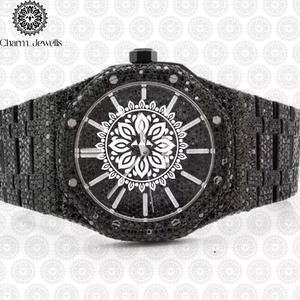 Montre en diamant à la mode, fabriquée en Inde, avec des matériaux de qualité supérieure, pour un usage quotidien, des fêtes, des événements et autres occasions, disponible à la vente. - Product Image 3