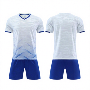 Ensemble de maillot de football personnalisé pour homme, sublimé, col en V, dégradé bleu et blanc, respirant, coupe athlétique, avec short - Product Image 1