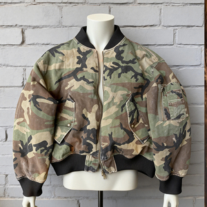 <span class=keywords><strong>Chaqueta</strong></span> Bomber Corta <span class=keywords><strong>de</strong></span> <span class=keywords><strong>Camuflaje</strong></span> MANNA, Personalizada <span class=keywords><strong>de</strong></span> Fábrica, <span class=keywords><strong>de</strong></span> Algodón Sarga Desgastado con Efecto Sol, Acolchada y con Lavado Vintage - Product Image 1