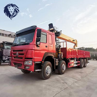 Grue montée sur camion Sinotruk Howo 8x4 à flèche droite pour le levage et le transport dans la construction