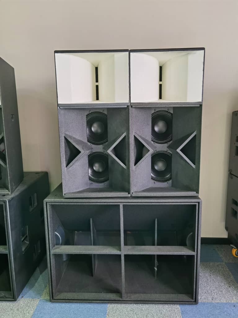 スピーカーメーカーバーチ合板とデュアル18インチウーファー付き