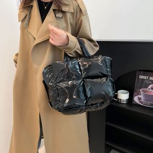 Sac fourre-tout matelassé pour femme, très tendance, en nylon résistant à l'eau, sacs à main gonflés d'été avec bandoulière, logo personnalisé, 10 couleurs disponibles - Product Image 3