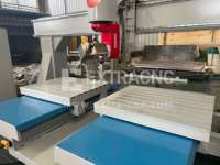 Routeur CNC 5 axes EXTRACNC à double table avec déplacement de table 1220*2440*1500mm pour la fabrication de moules en bois et de pieds de chaise