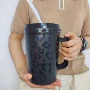 Vaso de Plástico de 34 oz con Estampado de Leopardo y Color Sólido, con Banda Aislante y Asa - Product Image 4