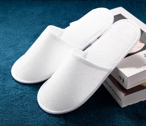 Zapatillas desechables de hotel personalizadas respetuosas con el medio ambiente, zapatillas blancas de rizo con logotipo para spa de hotel