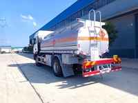 Nouveau camion-citerne SINOTRUK HOWO 4x2 de 10 000 L, camion-citerne de transport de carburant de 10 m³, camion-citerne de transport d'huile de 18 tonnes, camion de ravitaillement mobile à vendre