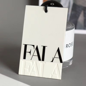 Etiquetas de ropa con logotipo personalizado de lujo, etiquetas de estilo de cuerda colgante recicladas para Columpio de Perfume Europeo Americano para joyería de prendas - Product Image 1