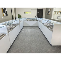 Vitrine de présentation de bijoux en verre avec éclairage LED moderne personnalisé pour les magasins de détail
