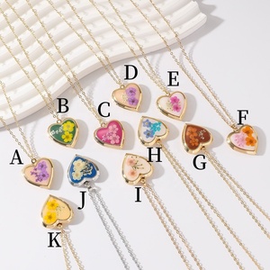 Article tendance : Collier pendentif cœur fait main en fleurs séchées « Ne t'oublie pas », plaqué or, en cuivre, avec photo personnalisée pour femme - Product Image 2