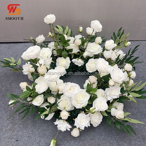 Couronne florale lisse pour décoration d'événements de mariage en forêt, centre de table floral blanc et verdoyant - Product Image 3