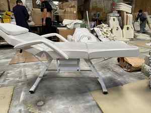 Table de tatouage en cuir synthétique souple de luxe moderne lit de massage pour soins de beauté pour meubles de salon lit cosmétique pour le visage cadre en métal - Product Image 5