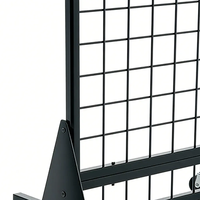 Présentoir autoportant mobile en métal personnalisé avec panneaux grillagés et base triangulaire pour suspendre les marchandises en magasin