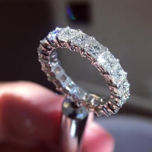 Anello Unisex in Argento con Cristalli Incastonati, Accessorio Moda per Uso Quotidiano e Feste - Product Image 3