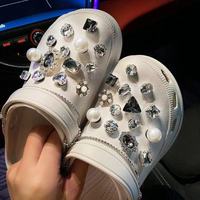 Vente en gros de breloques de luxe en métal avec strass pour chaussures de créateurs breloques mode en diamant accessoires de décoration de chaussures type sabot breloque