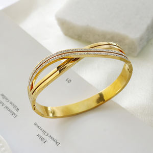 Bracelets plaqués or 18 carats en acier inoxydable, bracelets ouverts élégants et bon marché, plaques de nom personnalisées, bracelets personnalisés - Product Image 5