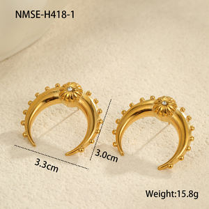 NIMAI NOUVEAU Boucles d'oreilles personnalisées en acier inoxydable PVD en or 18 carats en forme de C pour femmes - Product Image 6