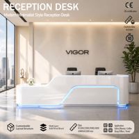 Bureau d'accueil moderne blanc brillant, structure démontable, bande LED bleue, double niveau, pente incurvée pour bureau d'entreprise, OEM personnalisé