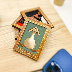 Un aimant de réfrigérateur en forme de livre en forme de canard blanc, avec une mini-peinture décorative amusante en bois et un design animalier créatif - Product Image 6