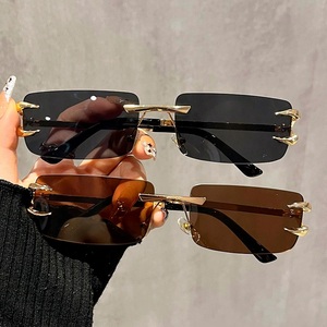 <span class=keywords><strong>Vogue</strong></span> sans monture métal griffe Design lunettes <span class=keywords><strong>de</strong></span> <span class=keywords><strong>soleil</strong></span> 2025 rétro dégradé sans cadre lunettes <span class=keywords><strong>de</strong></span> <span class=keywords><strong>soleil</strong></span> haute qualité Hip Hop populaire lunettes hommes femmes - Product Image 2