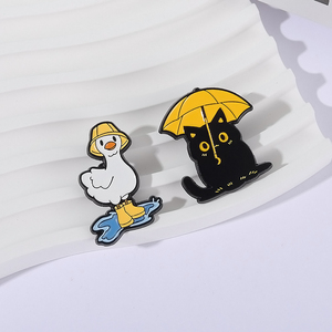 Dessin animé canard avec des bottes de pluie dans une flaque d'émail broche mignon <span class=keywords><strong>chat</strong></span> noir avec parapluie drô<span class=keywords><strong>le</strong></span> animaux broches revers Badge bijoux cadeaux - Product Image 2