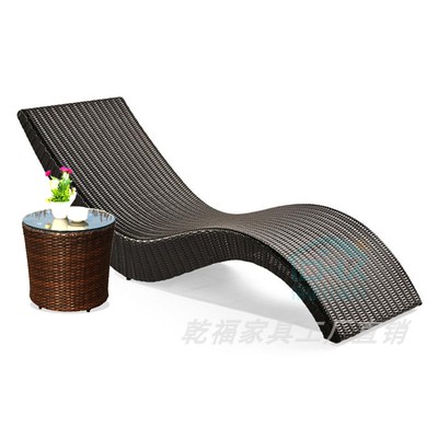Un fauteuil inclinable à structure en acier-1 table basse