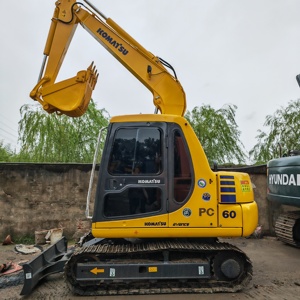 รถขุดขนาดเล็ก Komatsu PC60-7 มือสองจากญี่ปุ่นแท้ 6 ตัน พร้อมใบมีดดันดินและสายเบรกเกอร์ - Product Image 1